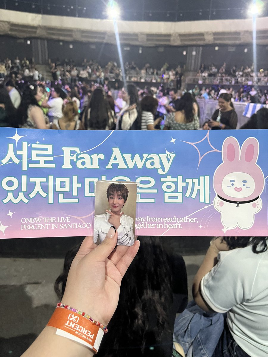 MVPChile's tweet photo. Banner and pc Onew in Chile #onewthelivepercentsantiago https://t.co/i9rFwTMsMD