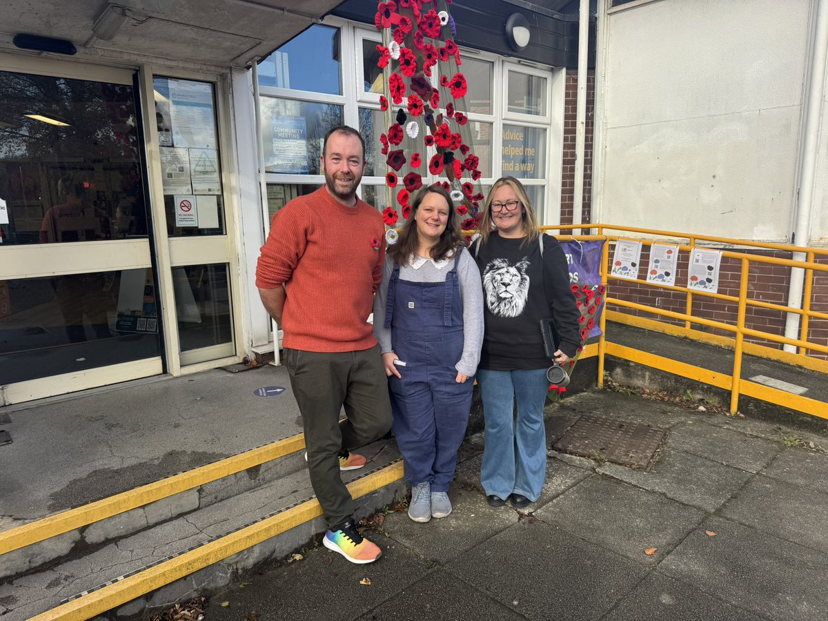 We were just finishing the surgery this morning when we spotted the lovely Nicki hanging the WI’s Remembrance display.

Fabulous work ladies :)