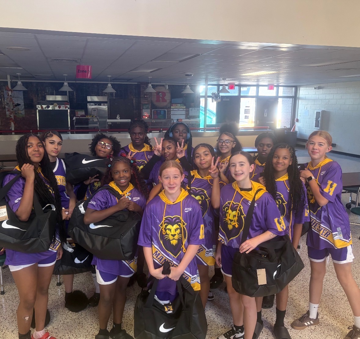 Cover1nonprofit's tweet image. @Cover1nonprofit hit the hardwood to support Manchester MS Girls 🏀 with team travel bags. Good luck this season ladies!