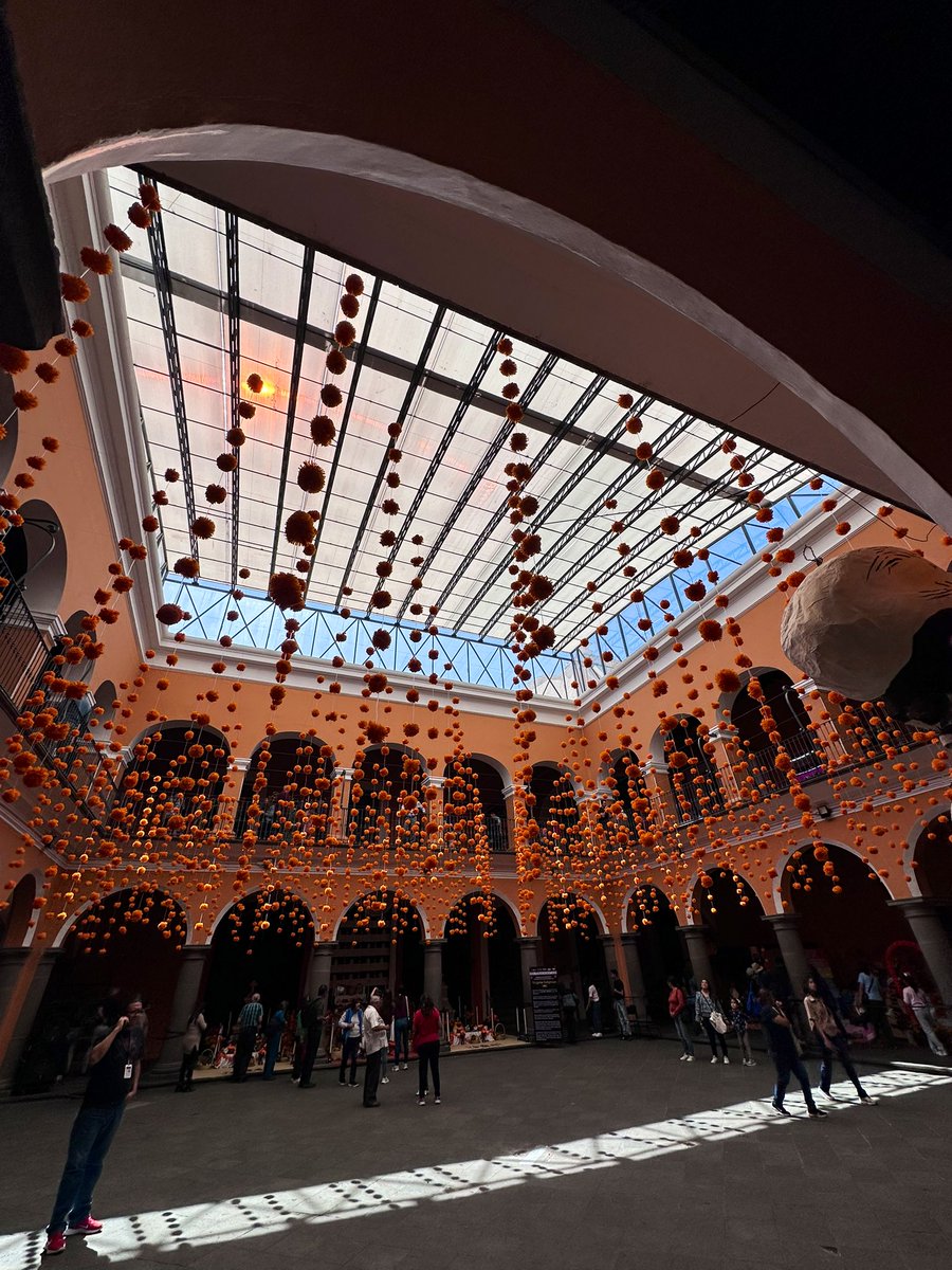 Corredor de ofrendas en el centro histórico de Puebla ❤️

<a href="/MuseoAmparo/">Museo Amparo</a>