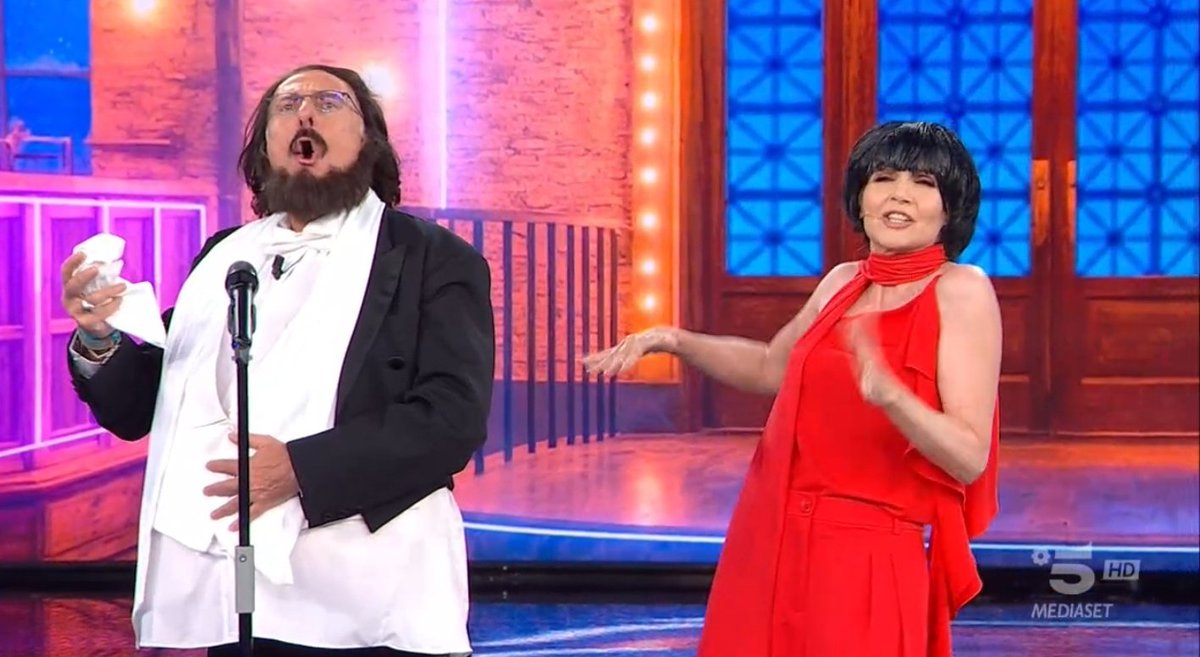 Boomerissima's tweet image. COME LO SPIEGHI A CHI NON È ITALIANO E TI CHIEDE COSA STO GUARDANDO

#tusiquevales