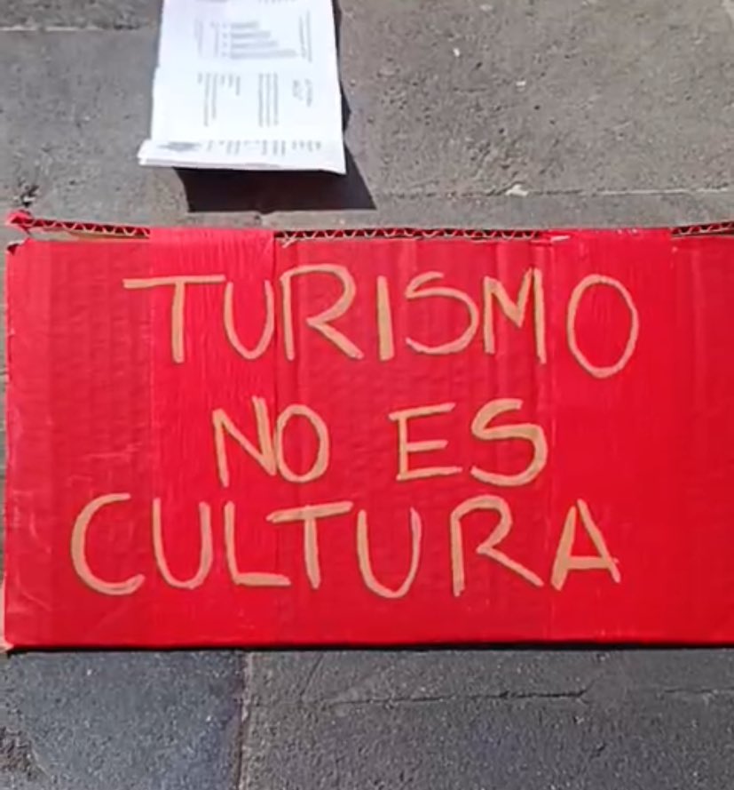 Hoy en Santa María la Ribera de la <a href="/AlcCuauhtemocMx/">Alcaldía Cuauhtémoc</a> la policía intimidó a vecinxs que pacíficamente protestaban contra una activación de WhatsApp Business (Meta) de “día de muertos”. 

<a href="/AlessandraRdlv/">Alessandra Rojo de la Vega</a> es una continuación del Sandracuevismo que blanquea las tradiciones populares