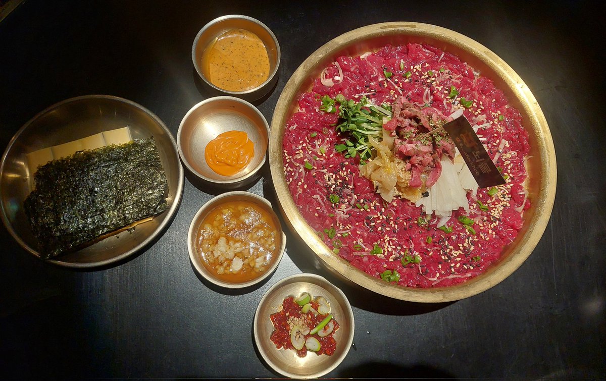 밤 11시 첫끼로 육회에 육회 비빔밥 먹음 개맛도리 》》육회덕후