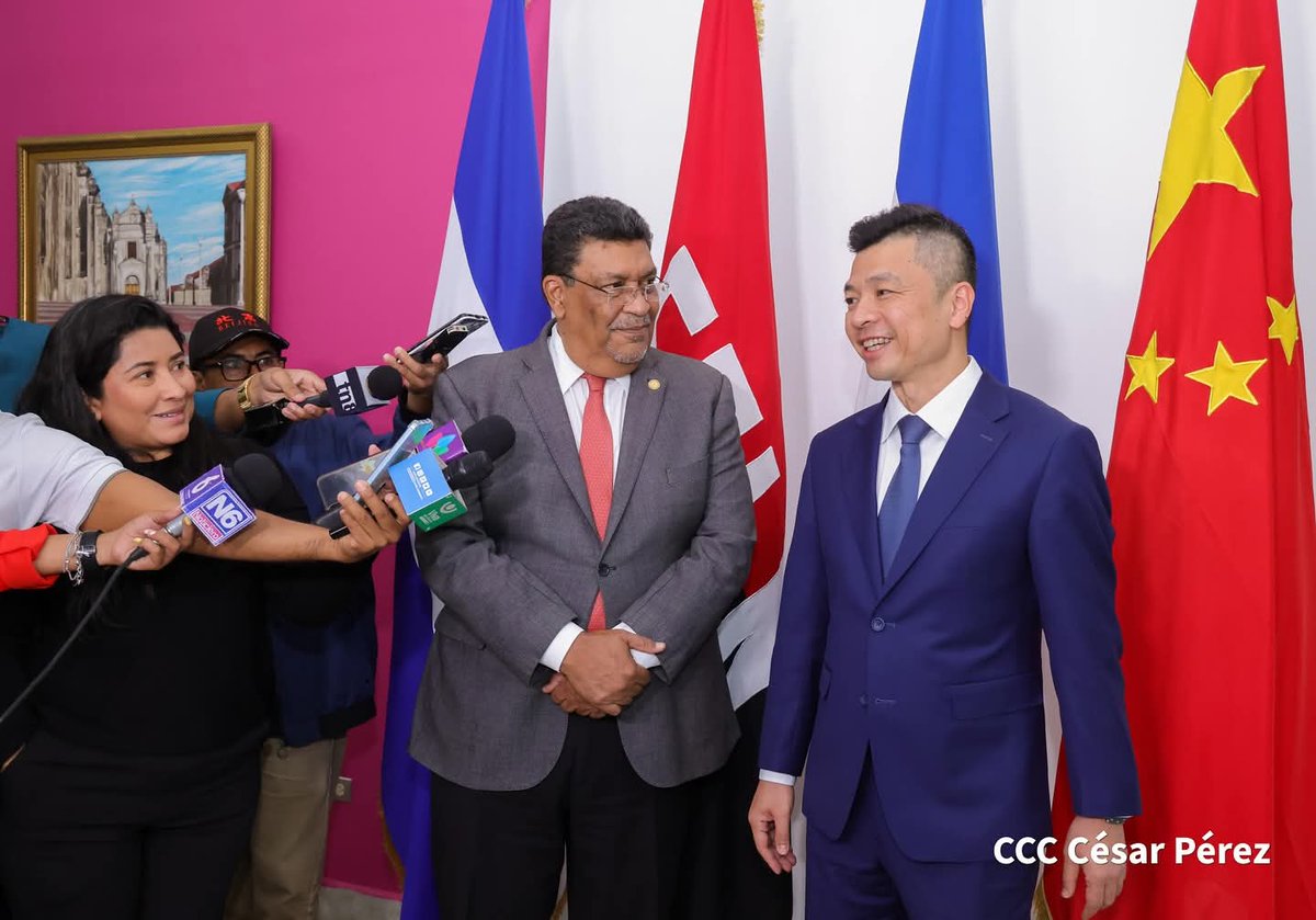 Nicaragua da la bienvenida al nuevo embajador de China. 
El compañero Qu Yuhui, nuevo Embajador de la República Popular China, llegó a Managua para continuar fortaleciendo la hermandad y cooperación entre nuestros pueblos. #2025SiempreMásAllá.