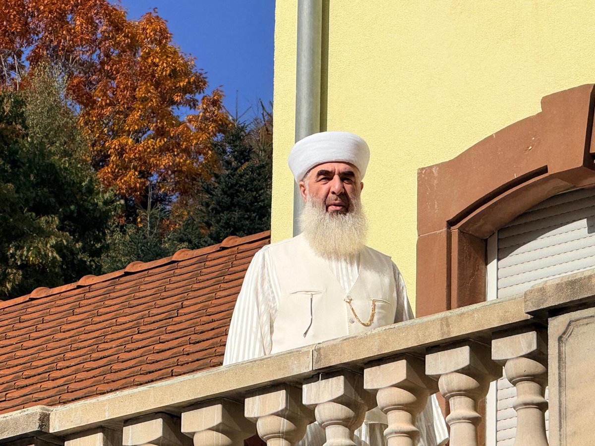 ‘Boynunda duran elmas kolyeyi aramak için odadan odaya koşturup duruyorsun.’

Mevlânâ Celâleddîn-i Rumî