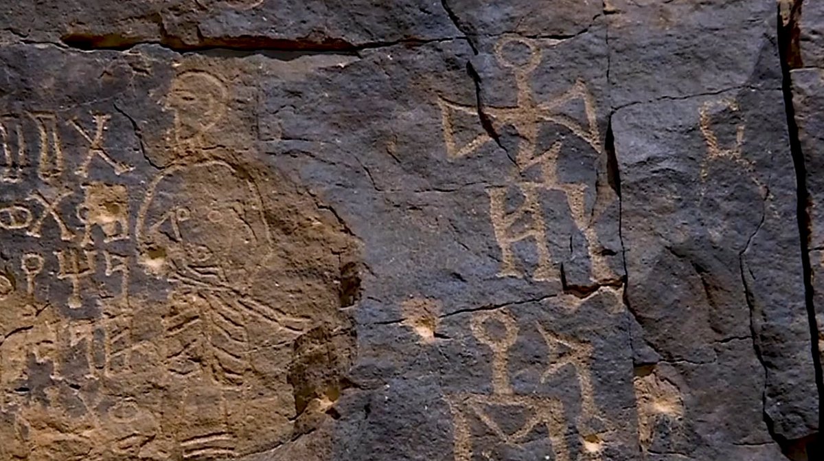 هذه في نجران جنوب المملكة العربية السعودية، وكلما رأيت شيئا من الآثار القديمة تذكرت البيت الكئيب للكئيب المعري الذي يقول فيه:
سَيَسأَلُ ناسٌ ما قُرَيشٌ وَمَكَّةٌ
كَما قالَ ناسٌ ما جَديسٌ وَما طَسمُ