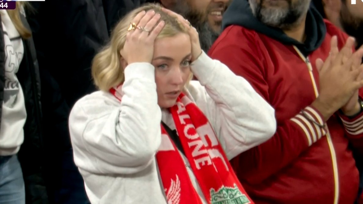TouchlineX's tweet image. 📸 - This Liverpool fan can't believe Ekitike's goal was ruled out!