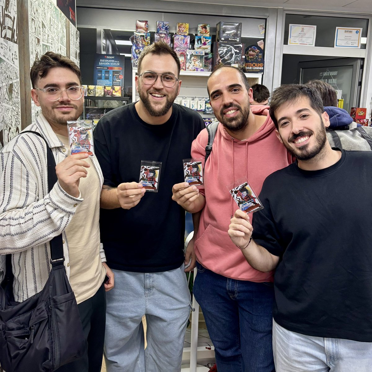 🔥 ¡Lo de hoy ha sido una locura! 🔥
Top 4 en la pre-release de #OnePieceTCG en <a href="/NikochanArena/">Nikochan Arena</a> (38 jugadores) 🏴‍☠️
Con estos cracks: <a href="/PolGomezFont26/">Pol Gomez Font</a>, <a href="/Uripique/">Oriol Piqué Luque</a> y Fran 💪
🏆 ¡Pack de winner del 3rd Anniversary de los 3 Hermanos!
¡Feliz es poco! 😍

#OPTCG #OnePieceCardGame