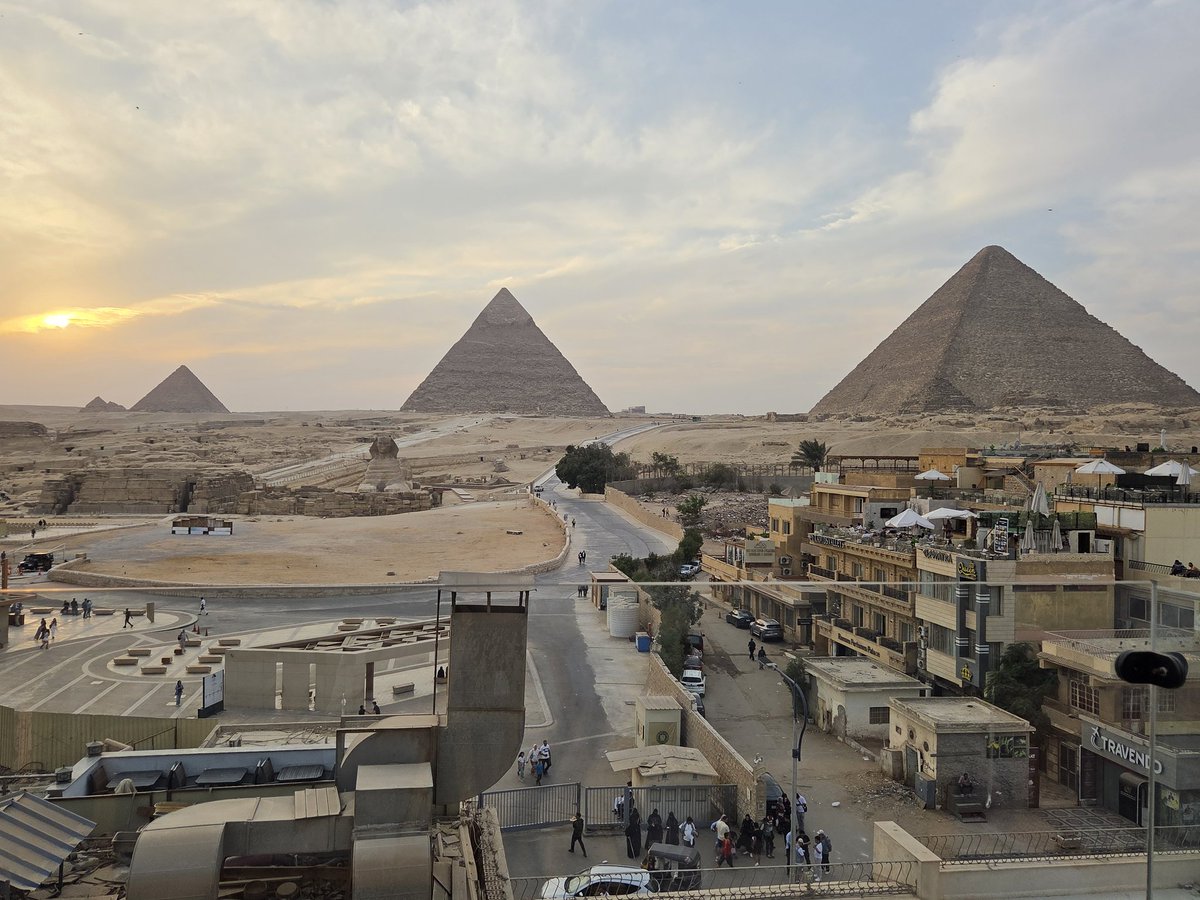 الحضارات ممكن يخفت بريقها لفترة ولكن لا تموت أبدا ، وسرعان ما تعود لتنشر إشعاعها للعالم.
تشهد اليوم جمهورية مصر العربية حدث عالمي استثنائي يعيد للحضارة المصرية مجدها .
#المتحف_المصري_الكبير