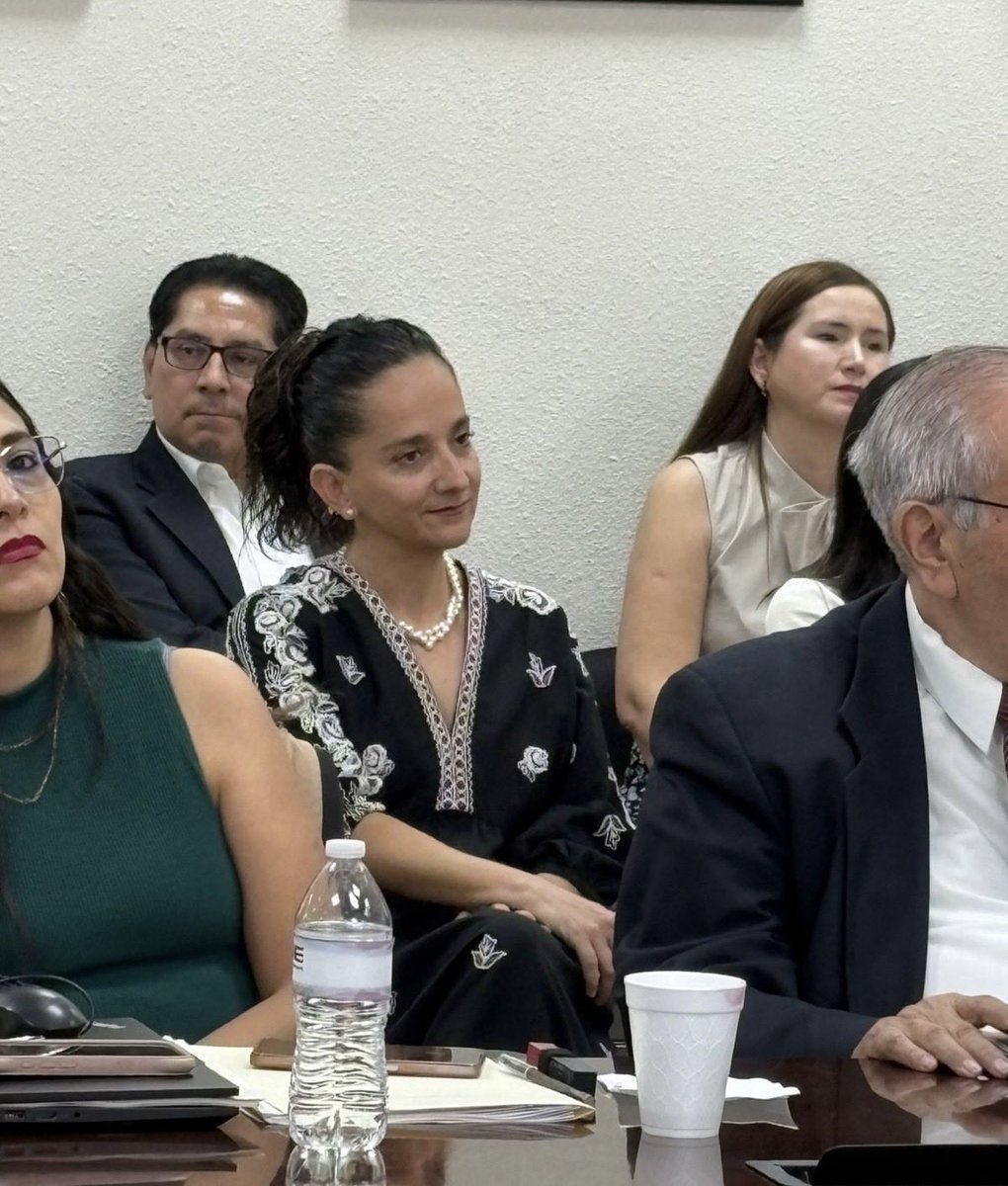 letybravoo's tweet photo. Acompañamos hoy a @lupisglzmijares y @marco_yeverino en la entrega de su designación como Consejera y Consejero Electoral del Consejo General del @IEC_Coahuila, acto que realiza el @INECoahuila en nombre de la @Presidencia_INE @INEMexico. 

El próximo lunes 03/NOV se les tomará la correspondiente protesta de ley ante el pleno del Consejo General del IEC.