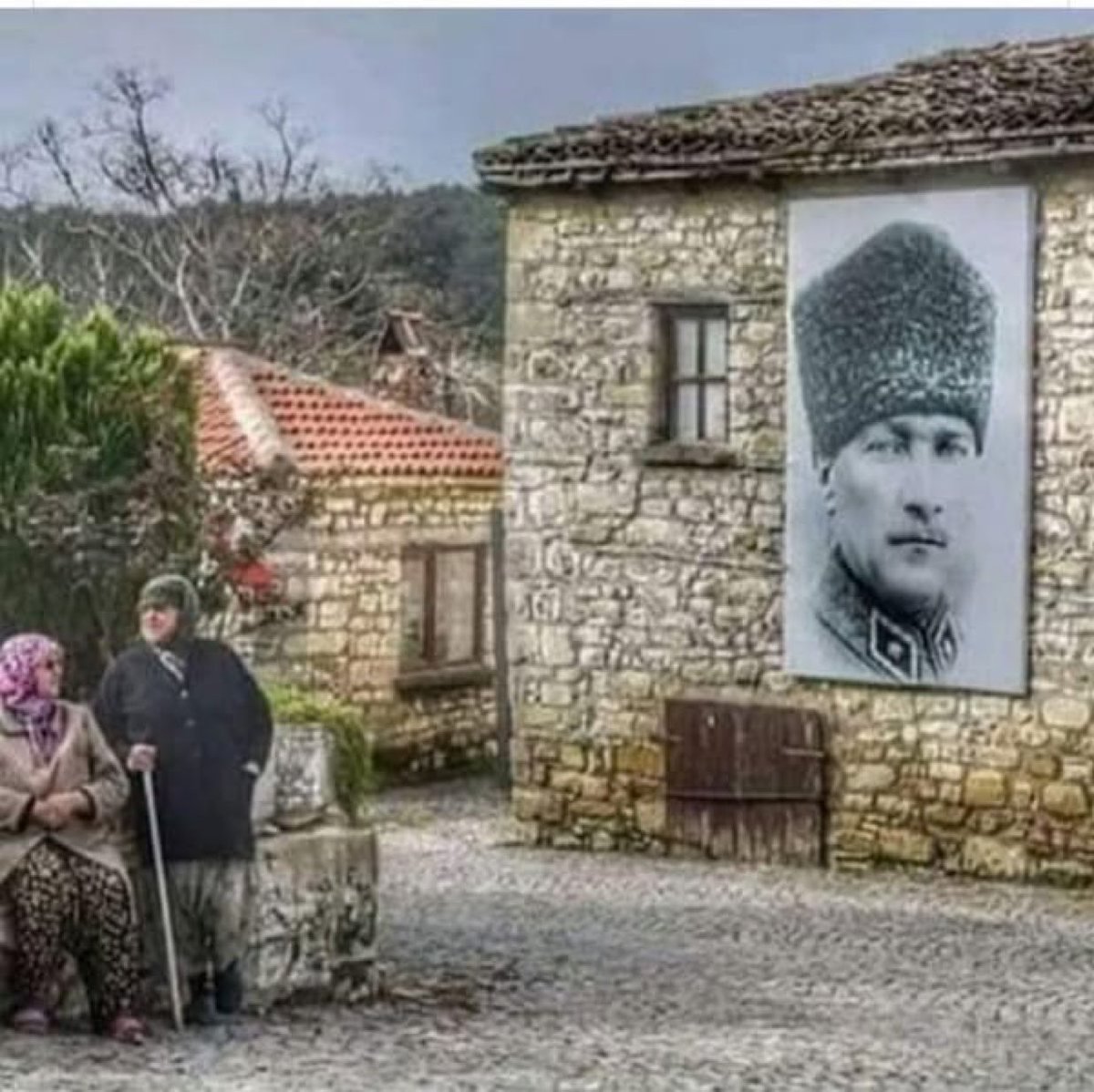 OKUMADAN GEÇMEYİN!!!

Her defasında gözümden yaş gelerek okuyorum:

Gazi M.Kemal, çiftliğinde dolaşıp hava alırken oldukça yaşlı bir kadına rastladı.
Atatürk attan inerek bu ihtiyar kadının yanına sokuldu.
 - Merhaba nine. 
 Kadın Ata'nın yüzüne bakarak hafif bir sesle;
 -