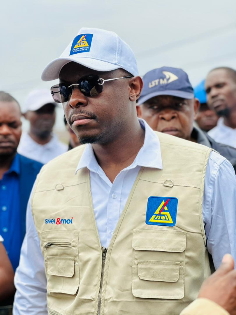 MoiseAsuku's tweet photo. #URGENT
#SNEL_RDC 

Kinshasa, 1er novembre 2025 – Dans un contexte de renforcement stratégique des infrastructures énergétiques nationales, la Société Nationale d’Électricité (SNEL SA) a franchi une nouvelle étape ce samedi avec l’inauguration officielle d’un transformateur de 15 MVA à l’aéroport international de N’djili. L’événement a été présidé par le DG de l’entreprise publique, le Professeur, Docteur, Ingénieur @ted_lwamba, en présence de plusieurs parlementaires venus saluer cette avancée technique.

Ce nouvel équipement, installé au cœur de la principale plateforme aéroportuaire de la capitale congolaise, vise à garantir une alimentation électrique stable et continue, à la hauteur des exigences d’un hub stratégique pour le pays. Il remplace un ancien transformateur de 10 MVA, désormais réaffecté à la desserte des quartiers environnants, permettant ainsi une séparation des charges et une meilleure résilience du réseau local.

Cette modernisation fait suite à l’incident survenu dans la nuit du 10 au 11 septembre dernier, lorsque l’aéroport avait été plongé dans le noir à la suite d’une panne majeure. Une mission d’évaluation technique, diligentée dans l’urgence par la direction générale de la SNEL, avait alors recommandé une intervention structurelle rapide, aujourd’hui concrétisée.

Dans son allocution, le Professeur Lwamba a rappelé que cette initiative s’inscrit dans une vision globale de transformation du réseau électrique national, avec pour objectif d’assurer un service public de qualité, fiable et durable. « L’électricité est un vecteur de souveraineté et de développement. Ce que nous faisons ici aujourd’hui est un acte de responsabilité envers la nation », a-t-il déclaré.

L’inauguration de ce transformateur ne constitue pas seulement une réponse à une crise ponctuelle. Elle symbolise une volonté affirmée de moderniser les infrastructures critiques du pays, en les dotant de moyens techniques à la hauteur des ambitions nationales. À N’djili, ce samedi, c’est une nouvelle page de la résilience énergétique congolaise qui s’est écrite.