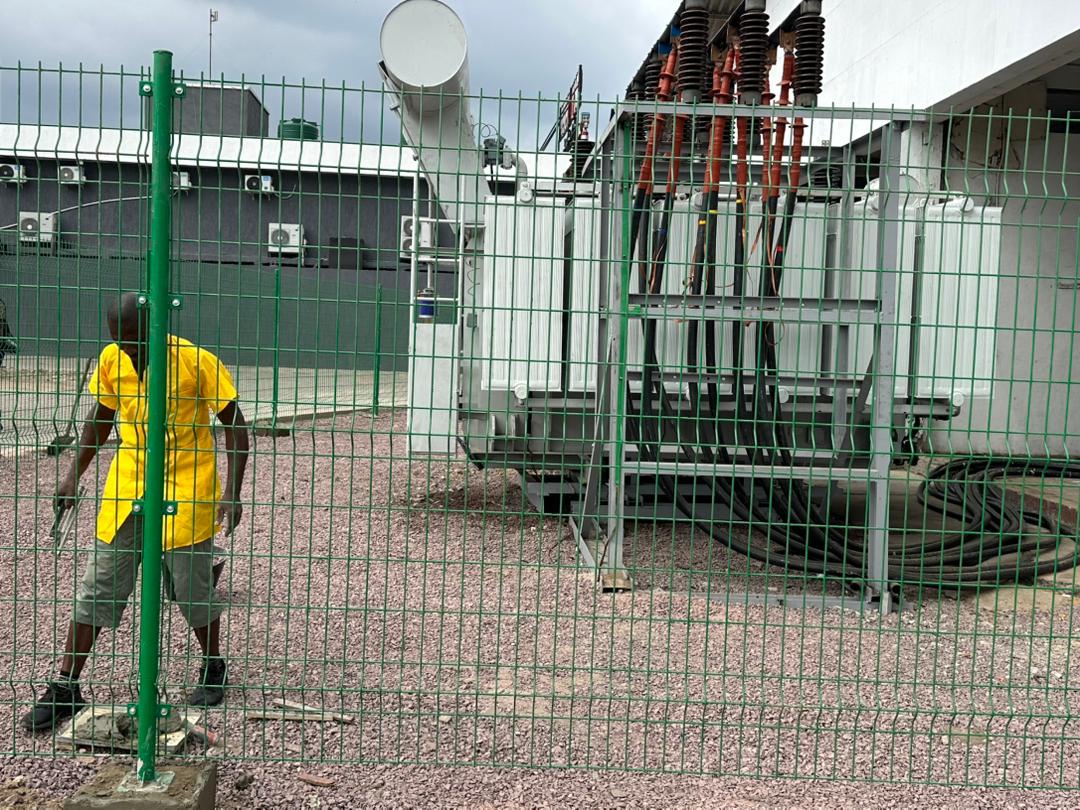 MoiseAsuku's tweet photo. #URGENT
#SNEL_RDC 

Kinshasa, 1er novembre 2025 – Dans un contexte de renforcement stratégique des infrastructures énergétiques nationales, la Société Nationale d’Électricité (SNEL SA) a franchi une nouvelle étape ce samedi avec l’inauguration officielle d’un transformateur de 15 MVA à l’aéroport international de N’djili. L’événement a été présidé par le DG de l’entreprise publique, le Professeur, Docteur, Ingénieur @ted_lwamba, en présence de plusieurs parlementaires venus saluer cette avancée technique.

Ce nouvel équipement, installé au cœur de la principale plateforme aéroportuaire de la capitale congolaise, vise à garantir une alimentation électrique stable et continue, à la hauteur des exigences d’un hub stratégique pour le pays. Il remplace un ancien transformateur de 10 MVA, désormais réaffecté à la desserte des quartiers environnants, permettant ainsi une séparation des charges et une meilleure résilience du réseau local.

Cette modernisation fait suite à l’incident survenu dans la nuit du 10 au 11 septembre dernier, lorsque l’aéroport avait été plongé dans le noir à la suite d’une panne majeure. Une mission d’évaluation technique, diligentée dans l’urgence par la direction générale de la SNEL, avait alors recommandé une intervention structurelle rapide, aujourd’hui concrétisée.

Dans son allocution, le Professeur Lwamba a rappelé que cette initiative s’inscrit dans une vision globale de transformation du réseau électrique national, avec pour objectif d’assurer un service public de qualité, fiable et durable. « L’électricité est un vecteur de souveraineté et de développement. Ce que nous faisons ici aujourd’hui est un acte de responsabilité envers la nation », a-t-il déclaré.

L’inauguration de ce transformateur ne constitue pas seulement une réponse à une crise ponctuelle. Elle symbolise une volonté affirmée de moderniser les infrastructures critiques du pays, en les dotant de moyens techniques à la hauteur des ambitions nationales. À N’djili, ce samedi, c’est une nouvelle page de la résilience énergétique congolaise qui s’est écrite.