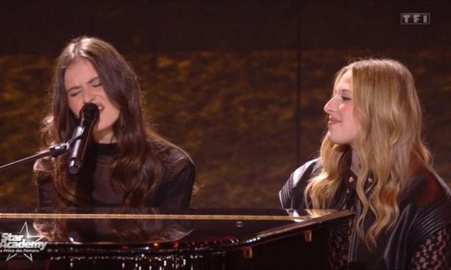 merci à la personne qui a mis Jeanne sur mon piano et moi d’Helena vrm merci pour tout #staracademy