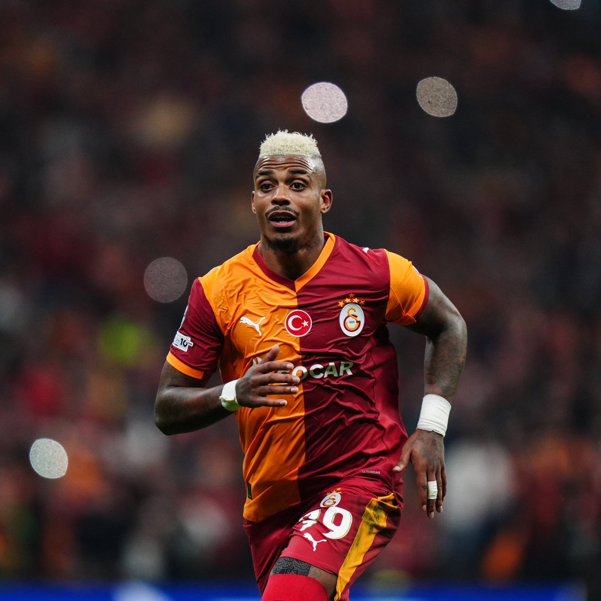 Galatasaray geçen sezon devre arası transferler sayesinde Şampiyon oldu.
Lemina ve Eren Elmalı gelir gelmez ilk 11'e cuk diye oturdu. Defansif açıdan güçlendik. Sallai ise sağbek de banko haline geldi o sıra.

Trabzon maçı ders oldu rotasyon ve ilk 11 için en 3/4 transfer şart.