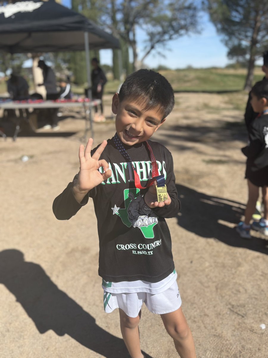 aluna0707's tweet image. Congratulations 🥳to LG for his back-to-back-to-back XC win 🥇 Triple crown 👑 Regional Qualifier and Kate also advances to the Regional Championship in Alburquerque 🏃🏽 🏃🏻‍♀️ @LunaDrLuis #drlunasclass #proudmom #xc #whorunsthecity #panthersrunningclub