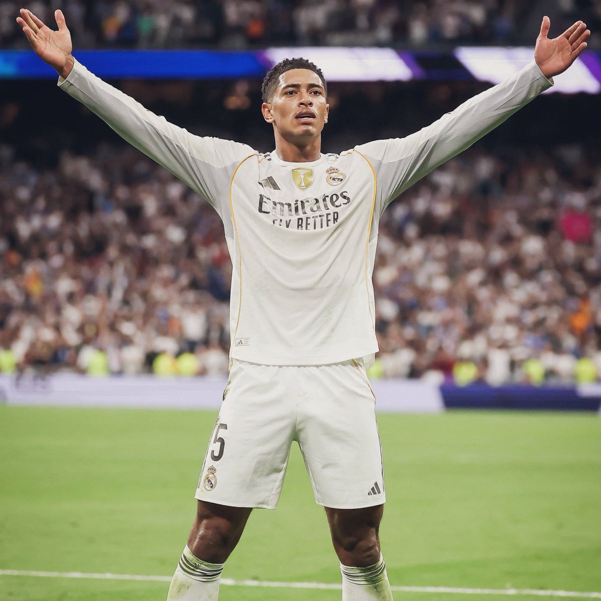 Jude Bellingham está generando ventajas a través del pase, se nota ágil y con la capacidad rematadora que lo caracteriza.

El mediapunta inglés, con la flechita para arriba.