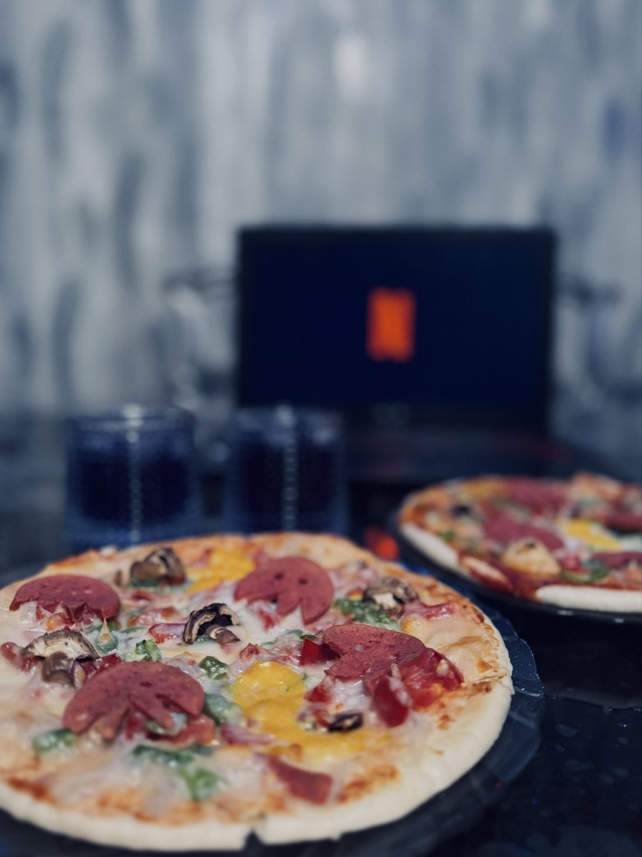 rhaw_'s tweet photo. ماها دوتایی جمعمون جمِعِه👻🍕 https://t.co/hnwfNGtKMH