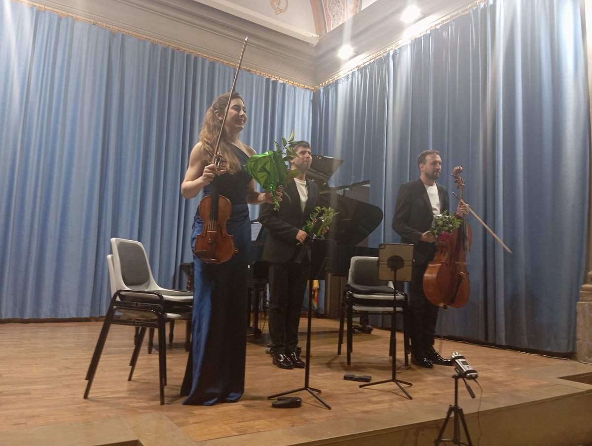 Maria Tió, violí; Ferran Bardolet, violoncel; i Ricard Rovirosa, piano, son els tres components de <a href="/TempusTrio/">Tempus Trio</a> que avui han fet un concertàs a #Moià, el primer de 4 dedicats a Beethoven. Aviat els podrem escoltar al Palau. No us els perdeu! <a href="/AjMoia/">Ajuntament de Moià</a> #JuventutsMusicalsMoià
