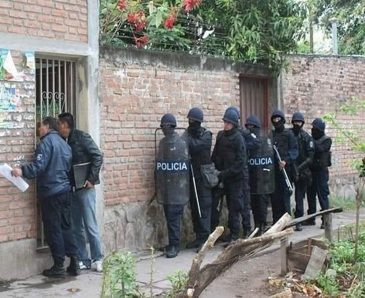 Ayer fueron a pedir calaverita a casa de Simón Levy y el culero no les abrió.
Le hubieran pateado la puerta. 😌