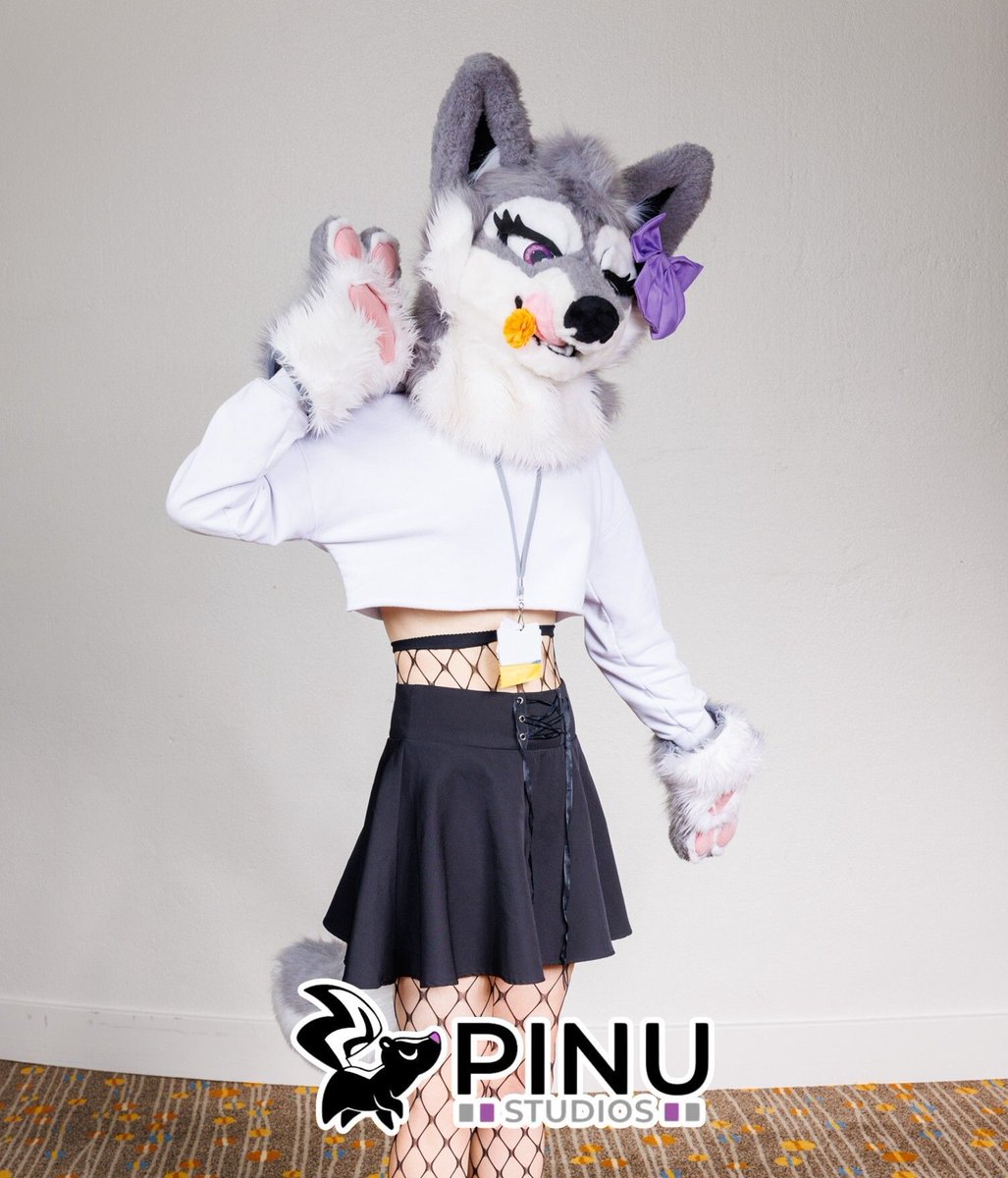 Tada! It's November already. Time flies when you're cute and fluffy.

#fursuit #fursuiting