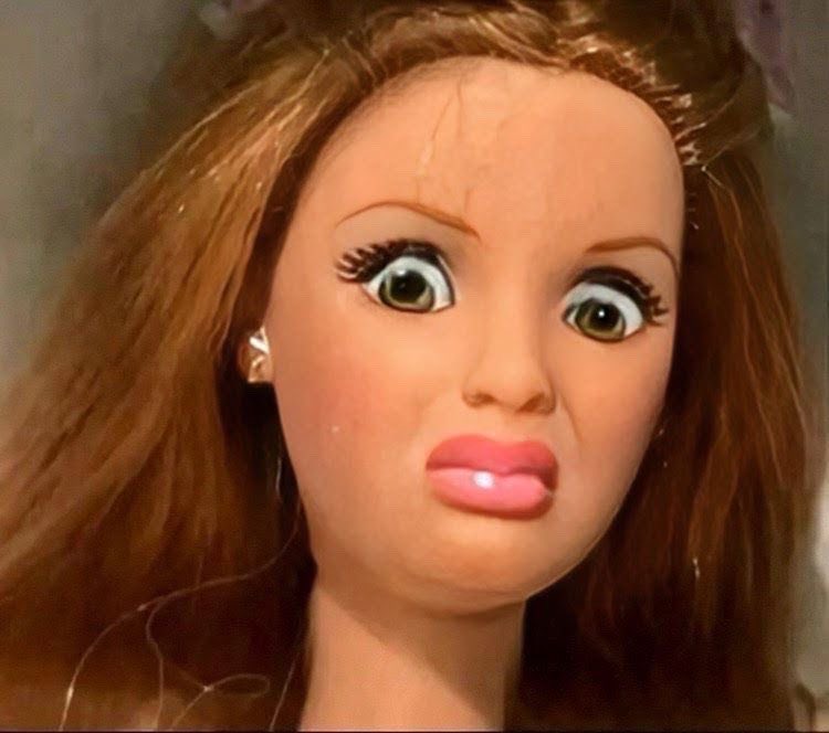 Al7emar's tweet image. شكل الموظفة لما شافت اسمي بالهوية حمار 
#حماريات