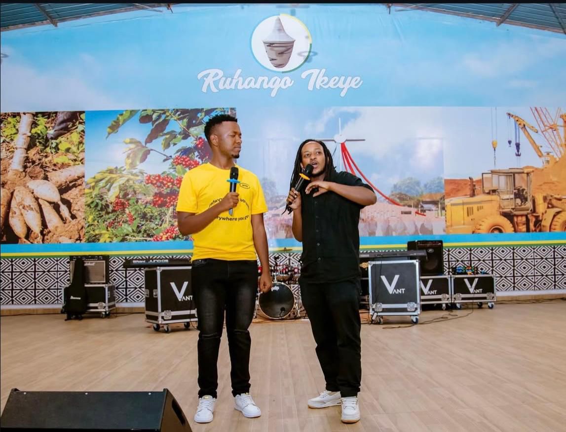 Abayobozi n'abaturage bava mu Mirenge itandukanye banyuzwe n'urwenya bahawe na #GEN_Z COMEDY. Ni igikorwa cyabereye mu nzu mberabyombi y'Akarere. Umuyobozi w'Akarere Wungirije Ushinzwe Iterambere ry'Ubukungu <a href="/JeanRusi/">Jean Marie RUSI</a> Yitabiriwe iki gikorwa.