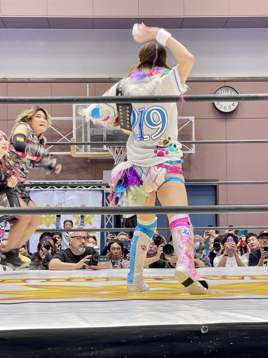 nigedame's tweet photo. ちゃんとある❣️…夢じゃなかった🥹✨💕ついに麻優サン✨のリストバンドをゲット❣️正面席じゃなかったから投球の後ろ姿を激写（トミーさん可愛い💕）してたら…ダークネスさんたちのちょっかいで麻優サン✨くるりと振り返り…そしてふんわり投げてくれました🥹ありがとう〜　#岩谷麻優　#pw_mg  #牛久 https://t.co/uTIOWJePUG