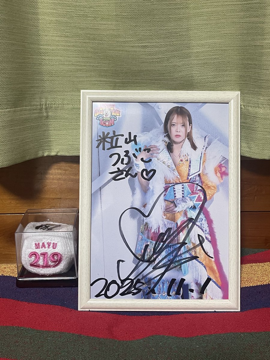 nigedame's tweet photo. ちゃんとある❣️…夢じゃなかった🥹✨💕ついに麻優サン✨のリストバンドをゲット❣️正面席じゃなかったから投球の後ろ姿を激写（トミーさん可愛い💕）してたら…ダークネスさんたちのちょっかいで麻優サン✨くるりと振り返り…そしてふんわり投げてくれました🥹ありがとう〜　#岩谷麻優　#pw_mg  #牛久 https://t.co/uTIOWJePUG