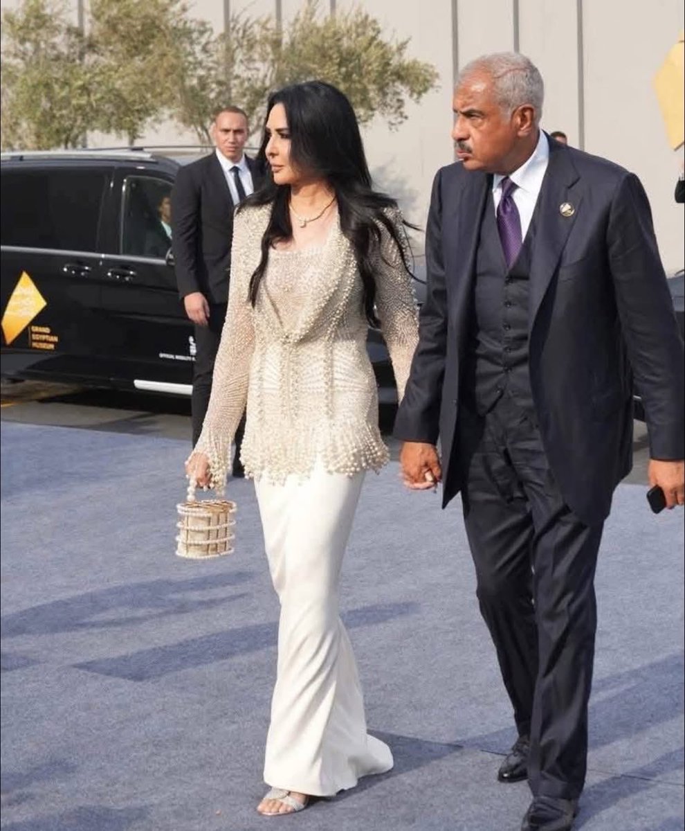 أفضل صورة رأيتها  تعبر عن حال #مصر تحت حكم #السيسي.

هشام طلعت مصطفى قاتل المغنية اللبنانية سوزان تميم. خرج من السجن ورد له الاعتبار وعاد إلى أعماله، فصار نجم المجتمع. يفتتح المتحف المصري الكبير.