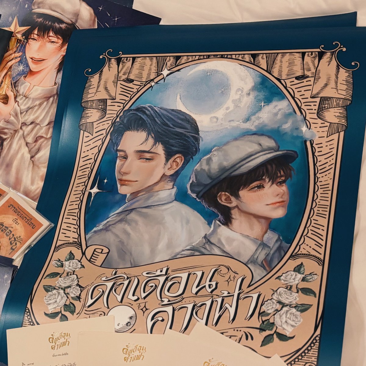 somsiri_srk's tweet image. แจก E-book และ Book นิยายเรื่อง #ดั่งเดือนค้างฟ้า เนื่องในวันสำคัญค่ะ🥺🫶🏻🌟
กติกามีแค่รี+ฟอลค่ะ💐
- E-Book จำนวน 5 เล่ม
- Book จำนวน 3 เล่ม (จากคุณ @AiClosetoyou จำนวน 2 เล่ม)
- โปสเตอร์พลาสติก PP ลายปก ขนาด A2 จำนวน 3 รางวัล…