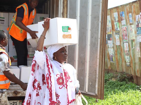 Foodbankingrn1's tweet photo. Pictures from the first distribution of the One Billion Meals endowment, in collaboration with @MBRInitiatives and @Food4AllGh in Ghana. During this event, a total of 1,881 boxes were distributed, benefiting 9,405 individuals and providing 564,300 meals. https://t.co/k32cIk0Qtz