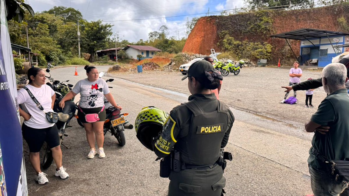 PoliciaChoco's tweet photo. En el #DíaDeTodosLosSantos
@TransitoPolicia en #Chocó acompaña el #PlanExodo y retorno con campañas en las vías del departamento.
Usa siempre el casco y respeta las normas de tránsito.
👮♂️ La #SeguridadVial es tarea de todos. https://t.co/NiJuVwdE4U