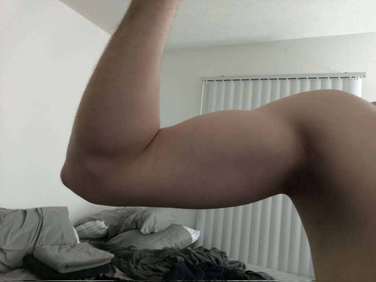 I've never had biceps before wtf 😭