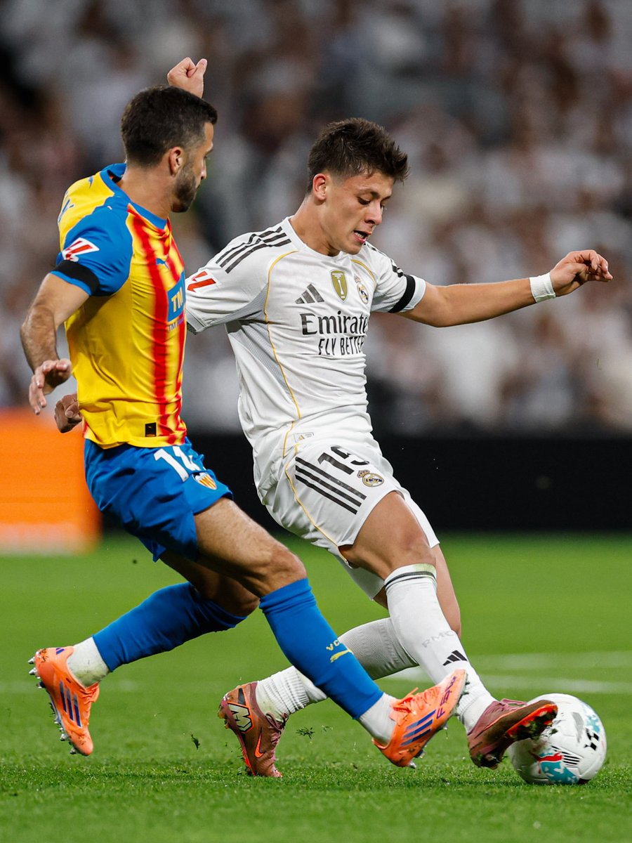 realmadrid's tweet photo. 2️⃣ ¡Vamos con la segunda parte!
▶️ @RealMadrid 3-0 @valenciacf https://t.co/lGmzEny5Yi