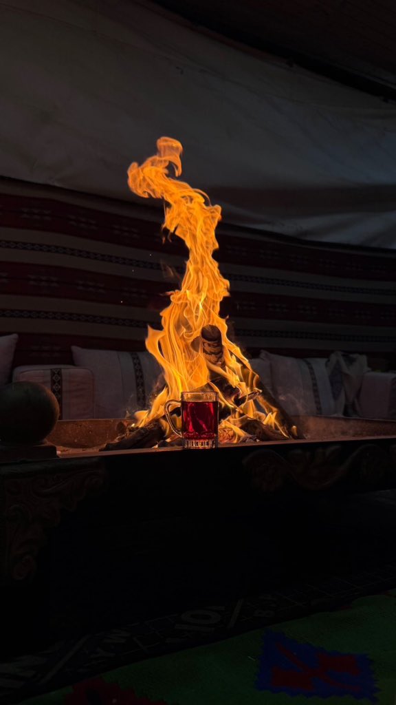 كيف أتوب من الهوى وأدله وأقفي
وأنت طيفك كل ماسجيت جاني