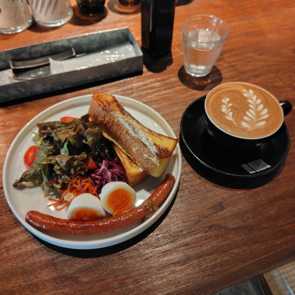 OrmWxt's tweet image. 表参道駅の近くにあるお店はお洒落な雰囲気で素敵でした。朝食プレートはフレンチトーストにメイプルシロップをお好みでかけてカフェラテも美味しかったです。

#東京 #i2 cafe