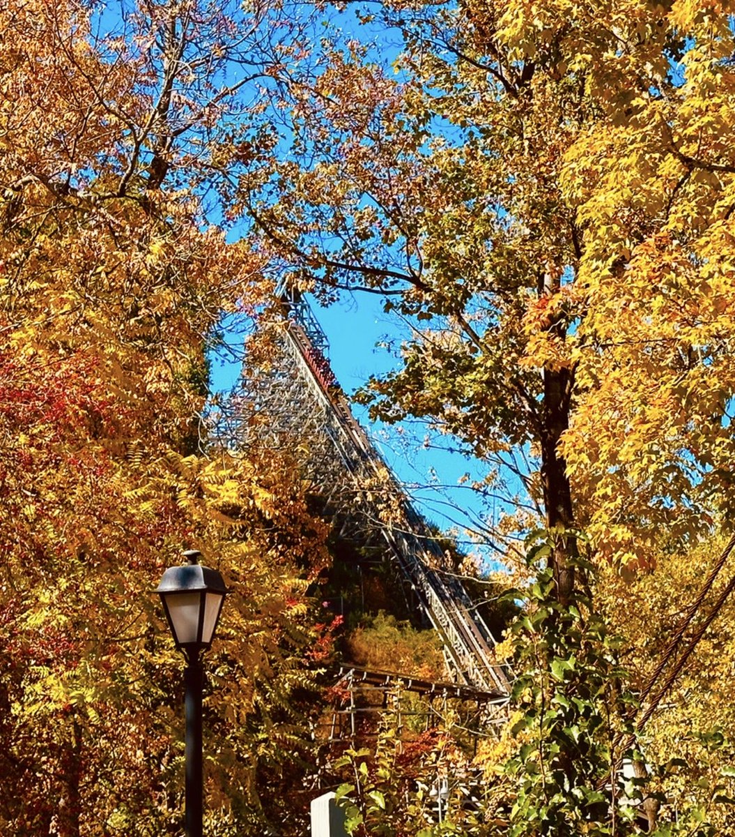 Hope all y’all at <a href="/Dollywood/">Dollywood Parks & Resorts</a> today are enjoying the glorious Fall/Christmas crossover weeks. Didn’t seem to be quite at peak last week, certainly not like the day I took this a few years ago.