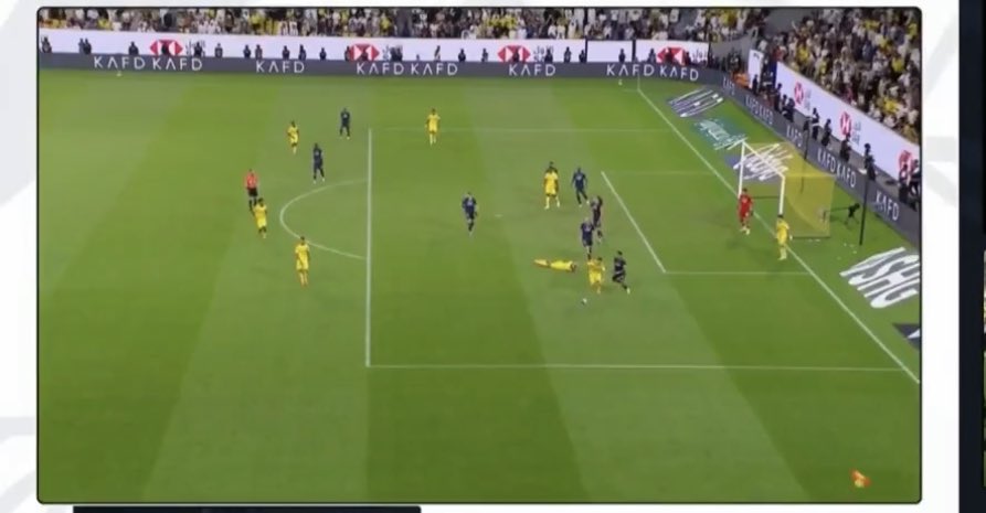 حكم الرايه رفع الرايه 
لوجود خطا على رونالدو 
تابعت جميع الحكام ولا واحد جاب لقطه مشكوك فيها بان هناك ركلة جزاء للفيحاء. الشوط الثاني 
والمخرج لم يعيدها 
فوز بهذه الطريقه ما ابيه ✍️