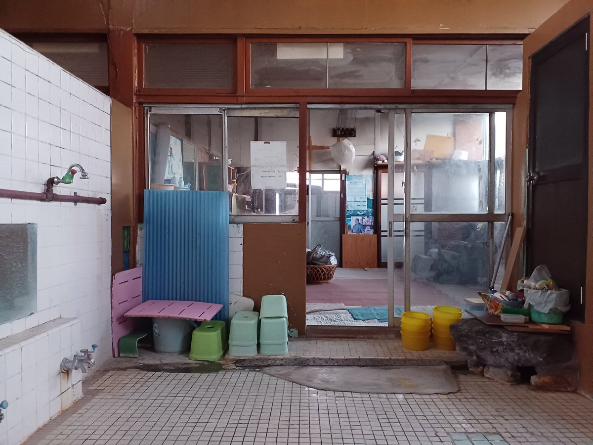 Hiroshi1970Cat's tweet image. ☀️🙋‍♀️❗おはよう♨️銭湯ひろし🌞
🥶寒くなったネ。✨☀️✨11月連休中日だ❗♨️☀️暖まろう。今日もよろしく😃✌️

#ねこ宇宙 #看板ねこ #まねきねこ #笹かま猫 #ねこのいる整体サロン #昭和銭湯