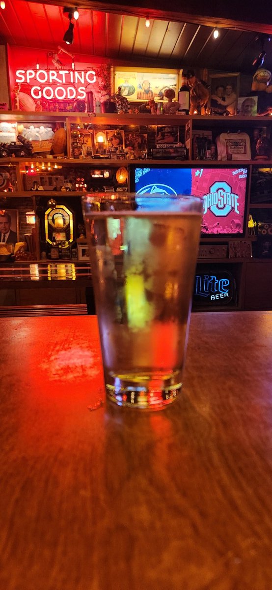 Empezando fin de semana en el pueblo del alcohol (Woodinville) con una Moontower lager de <a href="/blackravenbrew/">blackravenbrew</a> y Cut Shop! #CervezasDeLaBarbaSabia