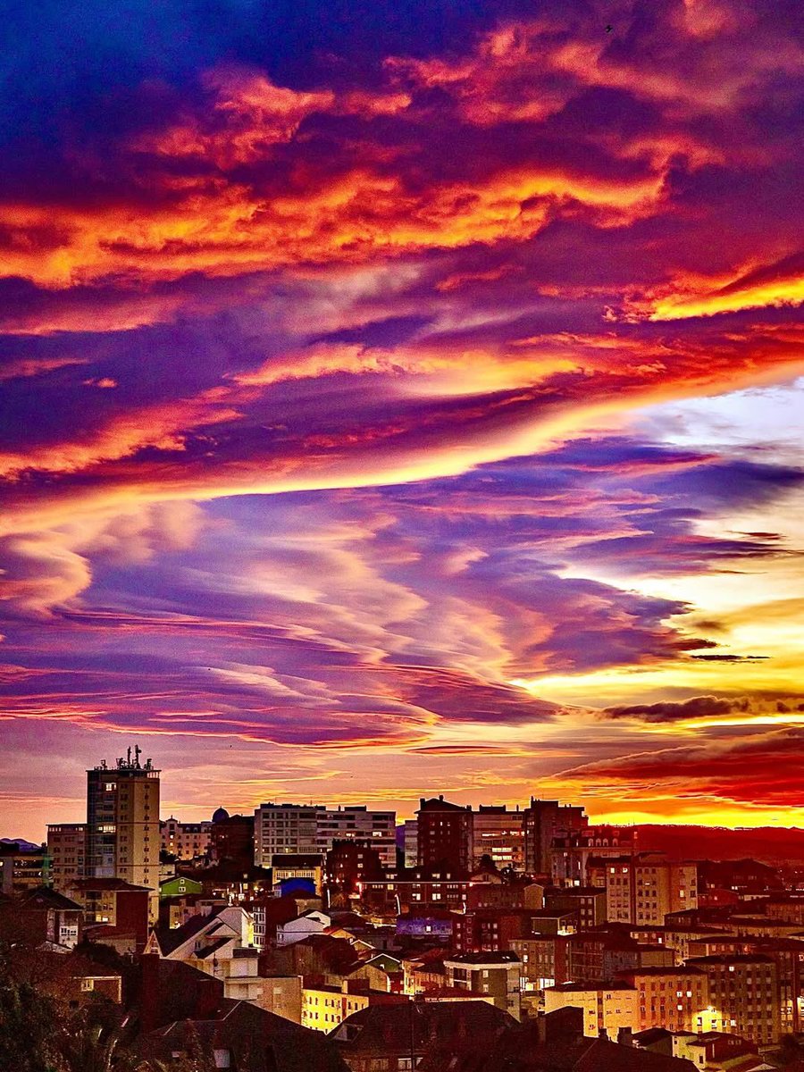 🌅 Los colores de los cielos de octubre nunca defraudan, da igual cuando lo leas 🧡

📍 Santander (Cantabria)

📷 IG nacho_fraile_foto