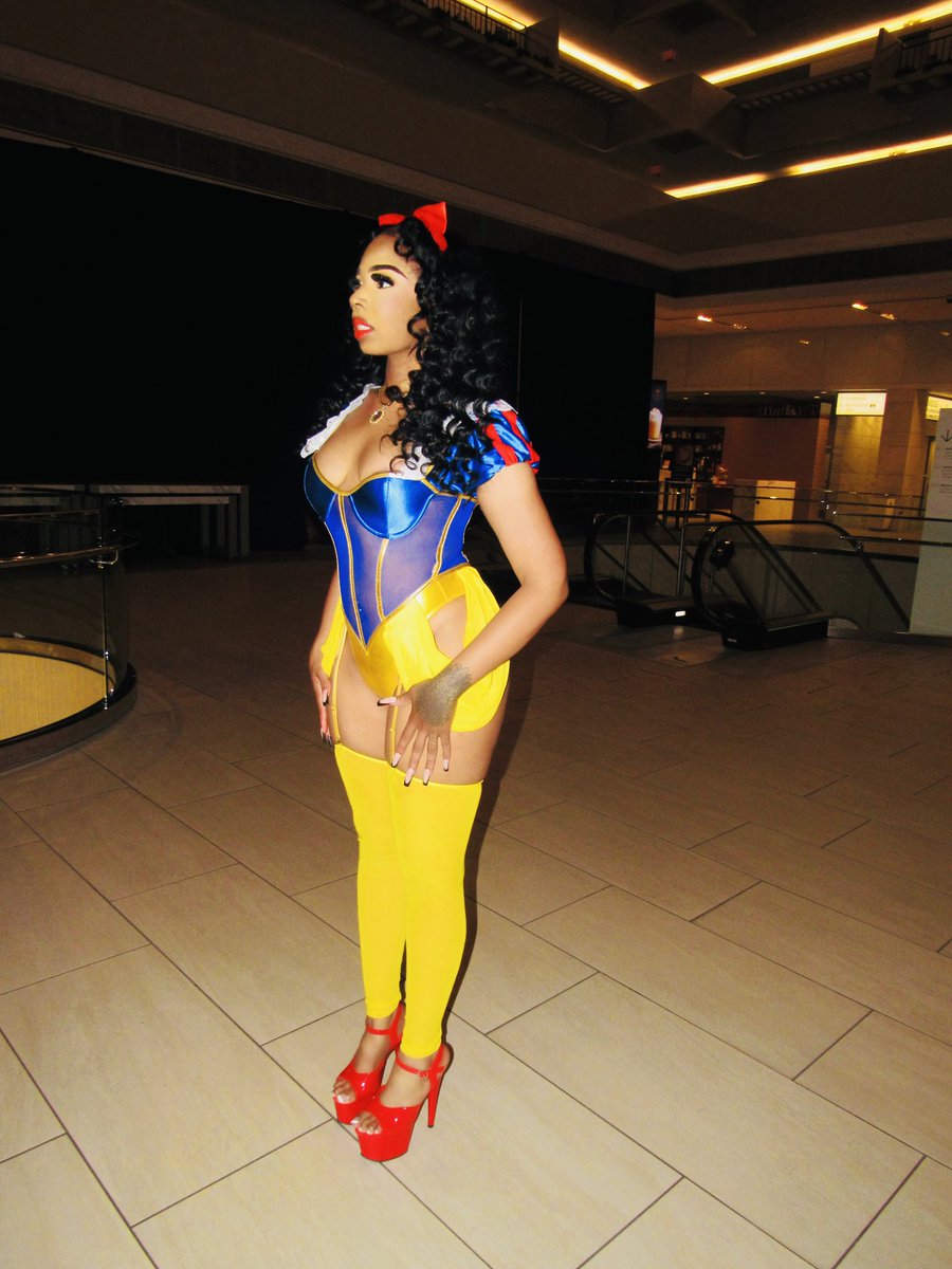 iamc4li's tweet image. Snow White 🪞🍎👻🎃 

#Halloween2025 #Halloween