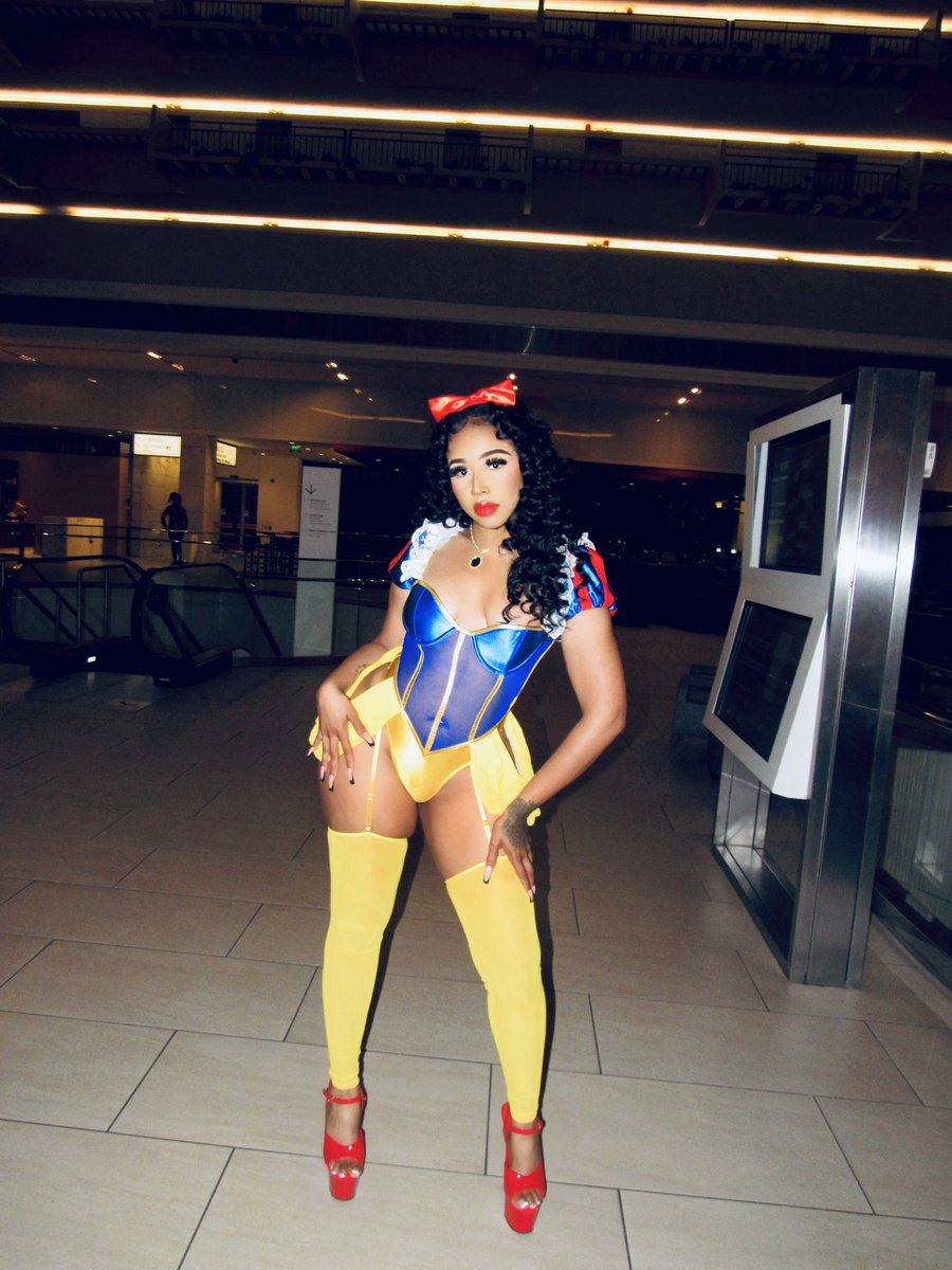 iamc4li's tweet image. Snow White 🪞🍎👻🎃 

#Halloween2025 #Halloween