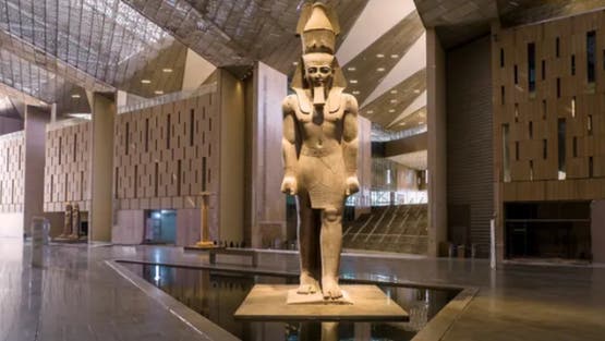 النهاردة يوم مميز جدًا لمصر كلها، يوم افتتاح المتحف المصري الكبير! 🎉

المتحف ده مش أي متحف، ده صرح كبير بيجمع أفضل وأندر القطع الفرعونية والمومياوات الملكية، وكمان بيورينا تطور الفن والهندسة عند قدماء المصريين. المكان ده مش بس بيحكي تاريخنا العظيم، ده كمان رسالة للعالم عن مصر 🇪🇬