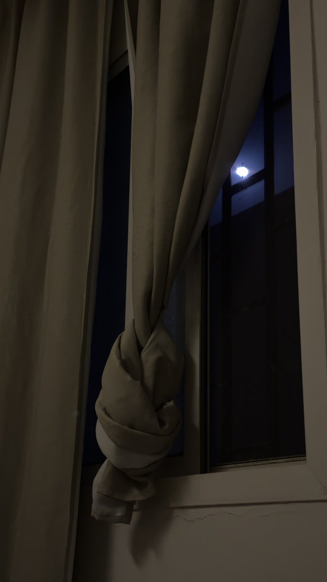 على ضوء القمر ، وأنس اللّيالي البارده .