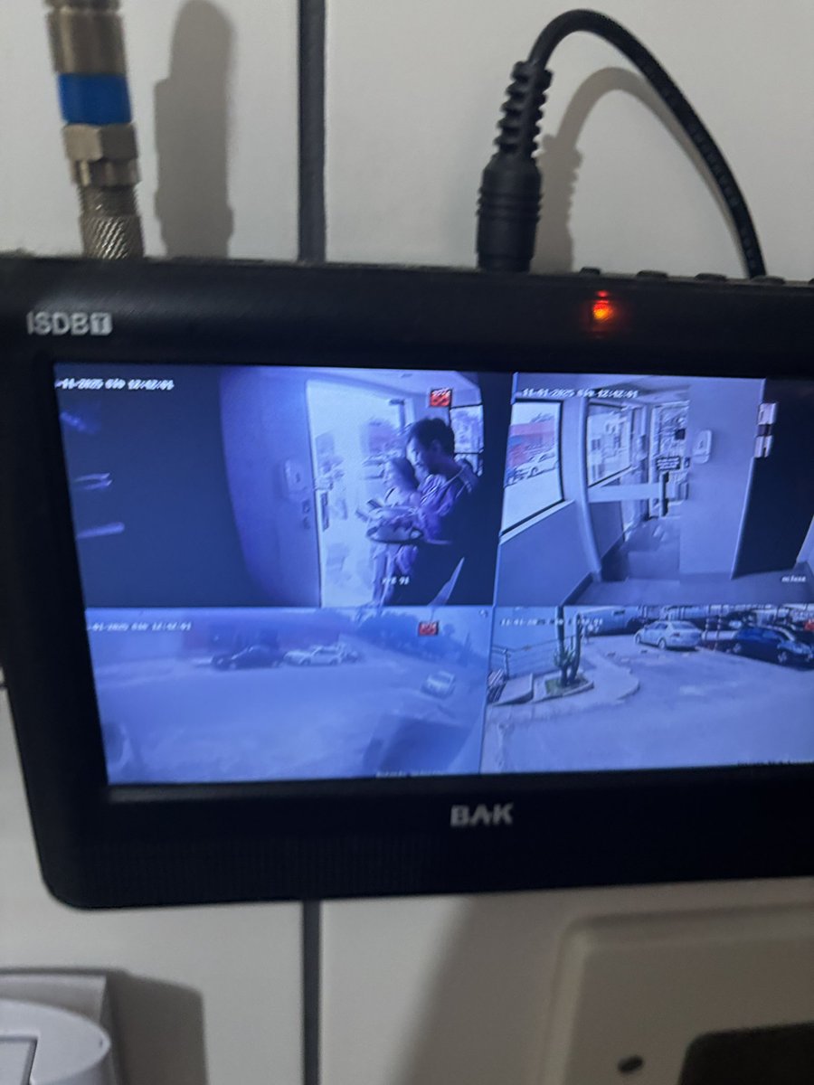 eu vendo pela câmera meus amigos chegando pra fazer um aniversário surpresa pra mim