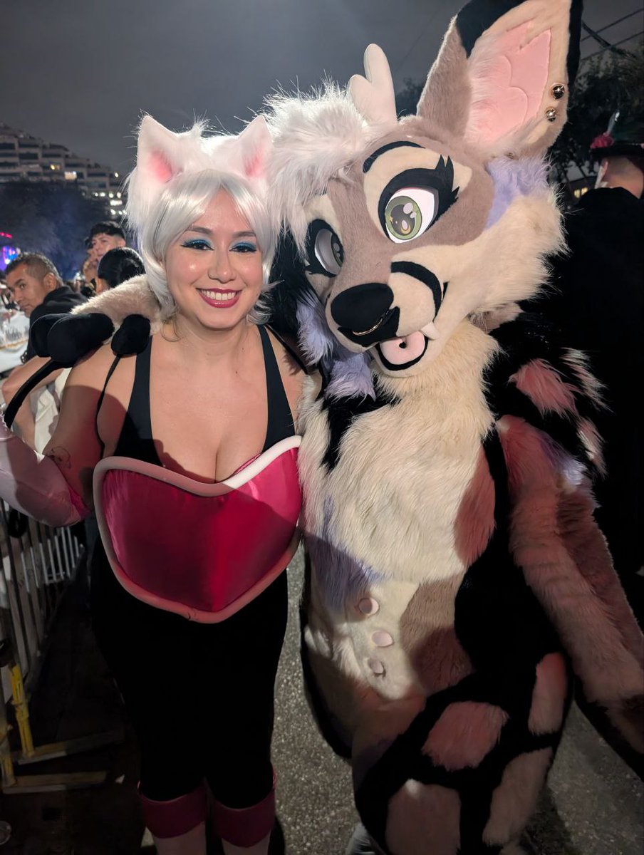 Did a Halloween Bar Crawl in suit and omg the love I received on my suit was so amazing. All I could hear was "omg a furry!"
Def want to public suit again