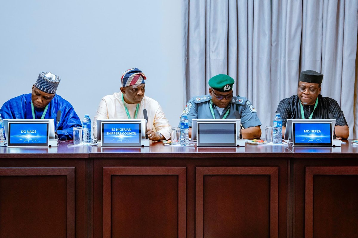 nigerianports's tweet image. Dr. Dantsoho Joins Vice President in Developing Implementation Roadmap for National Single Window

Managing Director Dr. Abubakar Dantsoho joined Vice President Senator Kashim Shettima and other Heads of Agencies on Thursday to develop a comprehensive implementation framework for…