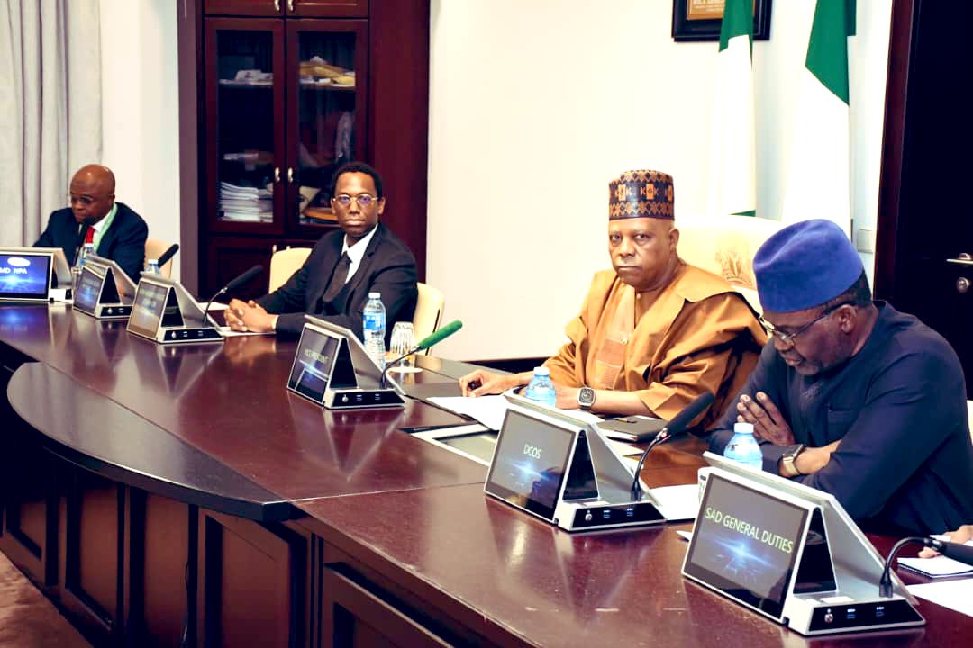 nigerianports's tweet image. Dr. Dantsoho Joins Vice President in Developing Implementation Roadmap for National Single Window

Managing Director Dr. Abubakar Dantsoho joined Vice President Senator Kashim Shettima and other Heads of Agencies on Thursday to develop a comprehensive implementation framework for…